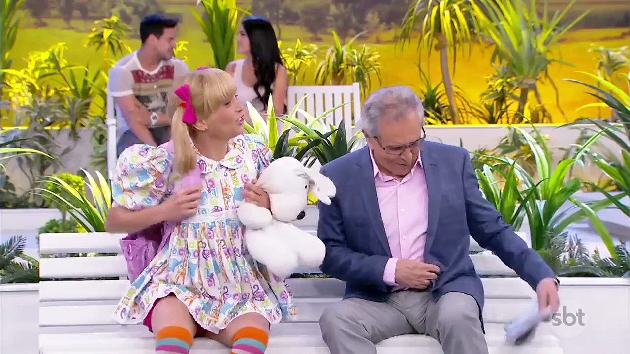 A Praça é Nossa (24/11/16) - Nina e Carlos Alberto brincam de escolinha