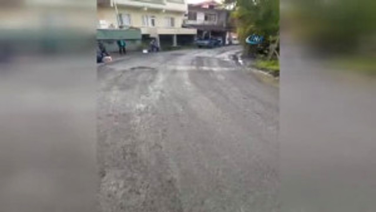 Ağır Vasıtalar Yollarını Bozunca Köy Yoluna Olta Atıp Balık Avladılar