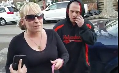 Elle balade son chien mais va être prise sur le fait