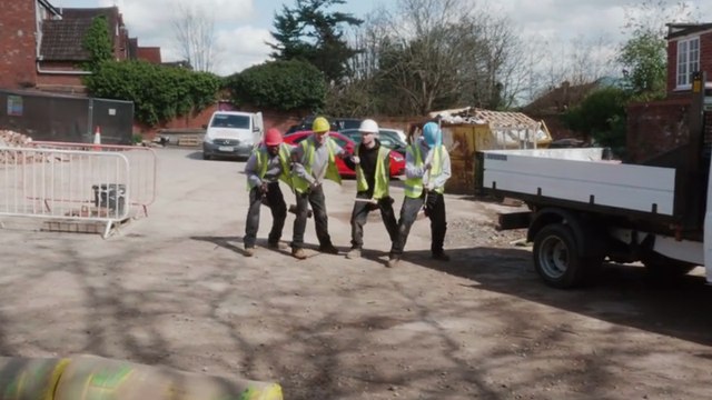Des ouvriers piègent leur collègue