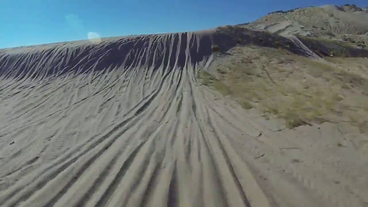 Sauter cette dune en moto ? Oups.. Fallait pas !! FAIL