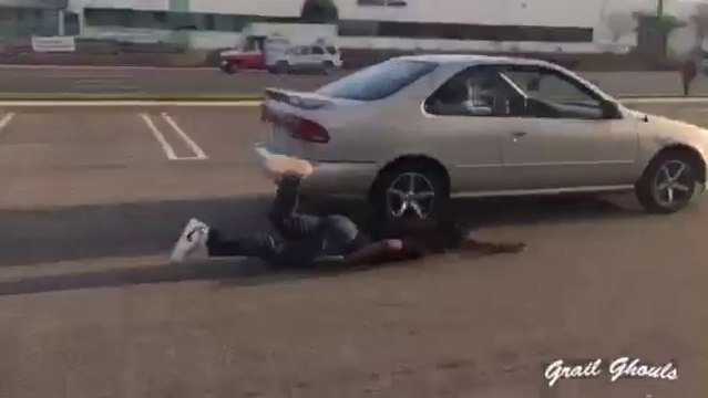 S'exploser les genoux en skateboard tiré par une voiture...