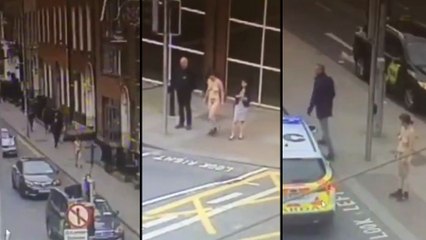 Une femme se balade dans les rues de Dublin