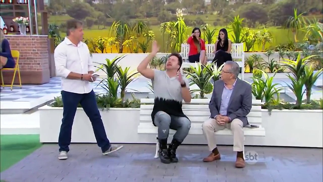 A Praça é Nossa (18/08/16) - Rick Marcos beija mulher na boca