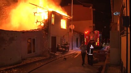 Fatih’te 2 Katlı Gecekondu Alev Alev Yandı