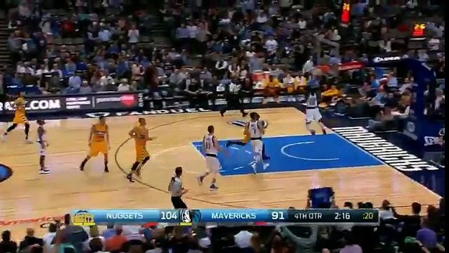 Sur le banc des Mavericks, Mark Cuban et Tony Romo font une blague à Rick Carlisle