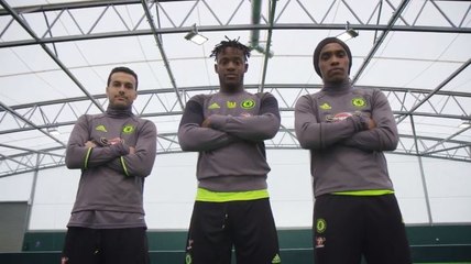 Michy défie Willian et Pedro devant le but !