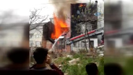 Beyoğlu'nda 3 Katlı Ahşap Binanın Çatısında Yangın