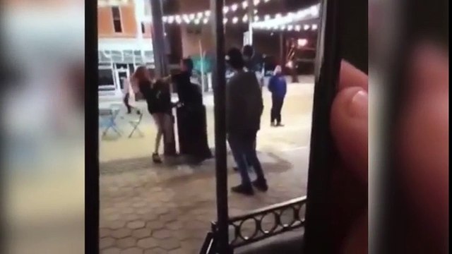 Policía reduce con excesivo uso de fuerza a una mujer