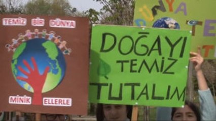 Belediye Başkanı ve Öğrenciler Sokaktan Çöp Topladı