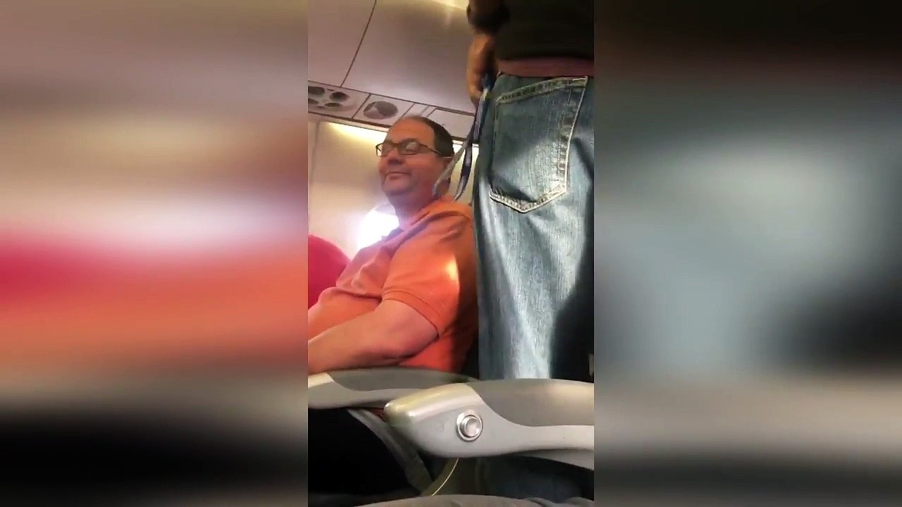 Vídeo del pasajero de United Airlines forzado a bajar del avión por overbooking