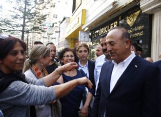 Çavuşoğlu, "Hayır" Standını Ziyaret Etti