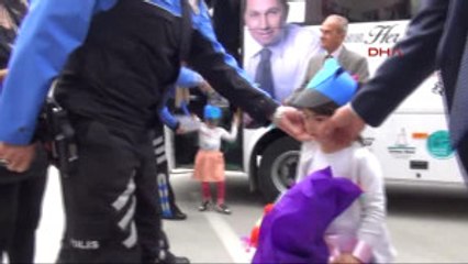 Adana Emniyet Müdüründen Miniklere Oyuncak