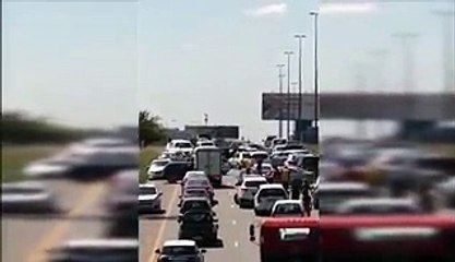 Descargar video: Ladrones hacen saltar por los aires un furgón blindado en plena autopista