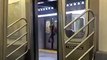 Les passants ignorent royalement une vieille dame qui s'est coincé la tête entre les portes du métro