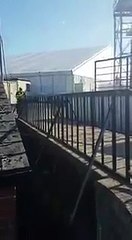 Un policier à vélo fait une belle chute en descendant les escaliers