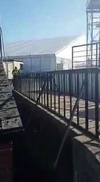Un policier à vélo fait une belle chute en descendant les escaliers