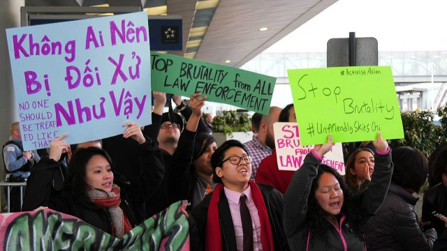 Manifestation contre United Airlines à l'aéroport de Chicago