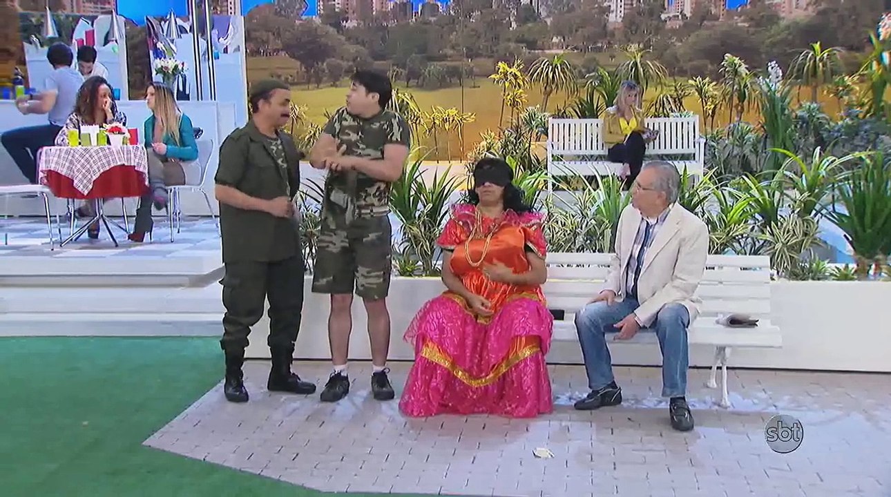 A Praça É Nossa (14/08/14) - Bananinha e Rapadura se vestem de mulher na Praça