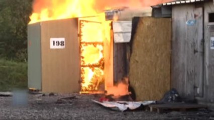 Fransa'da Yanan Kampın Göçmenleri Sakin Bir Gece Geçirdi