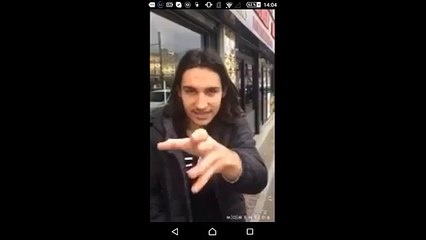 un mec rentre dans un kebab croque dans le rouleau a viande et se barre en courant !