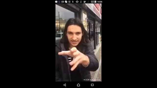 un mec rentre dans un kebab croque dans le rouleau a viande et se barre en courant !