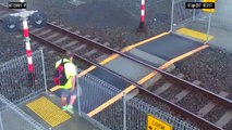 Elle traverse une voie ferrée alors qu'un train arrive