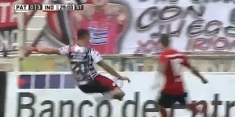 Jogador dá entrada muito dura em adversário e 'só' recebe amarelo