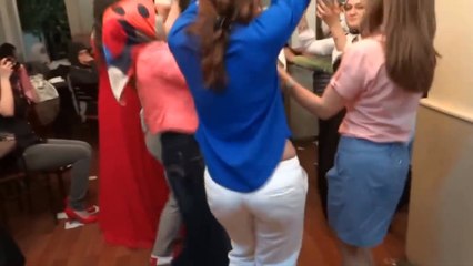 Kına gecesi kızların eğlencesi