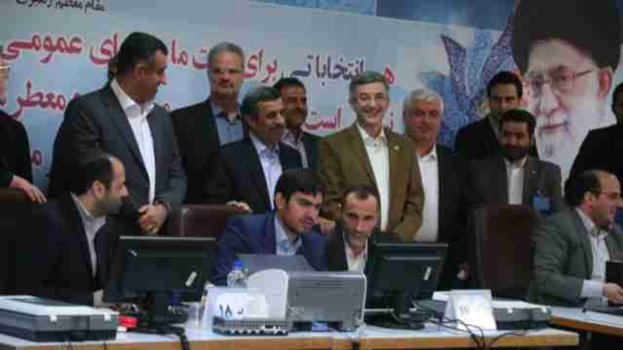 Mahmud Ahmadineyad entra en la carrera electoral y revoluciona Irán