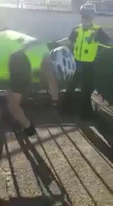 Attend je te montre comment on descend des escaliers en VTT... Bravo m'sieur le policier