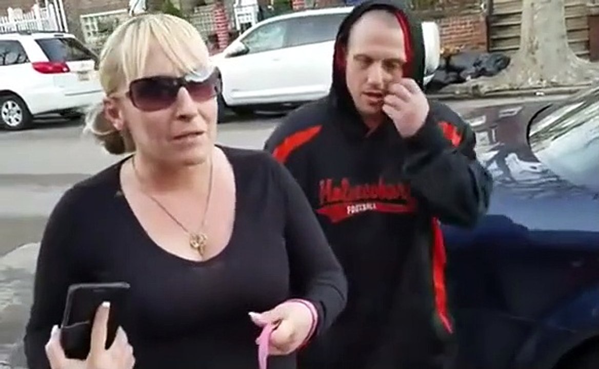 Elle balade son chien mais va être forcée de ramasser les crottes de son chien dans la rue