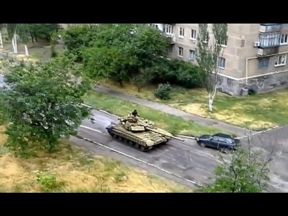A Tank destroy a barrier - Un tank détruit une barricade en Ukraine