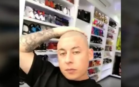 Cosculluela complaciendo a sus fieles seguidores muestra su closet completamente con sus colecciones
