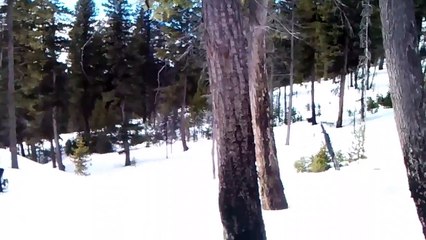 Se vautrer face dans la neige en motoneige
