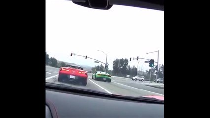 Lamborghini VS Corvette VS bolide inconnu Vitesse de fou sur lautoroute