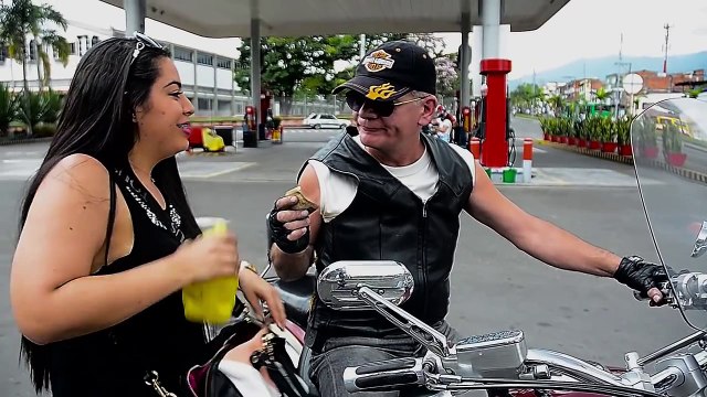 Chistes en Video Le hace falta un beso Parodias Rastrojo