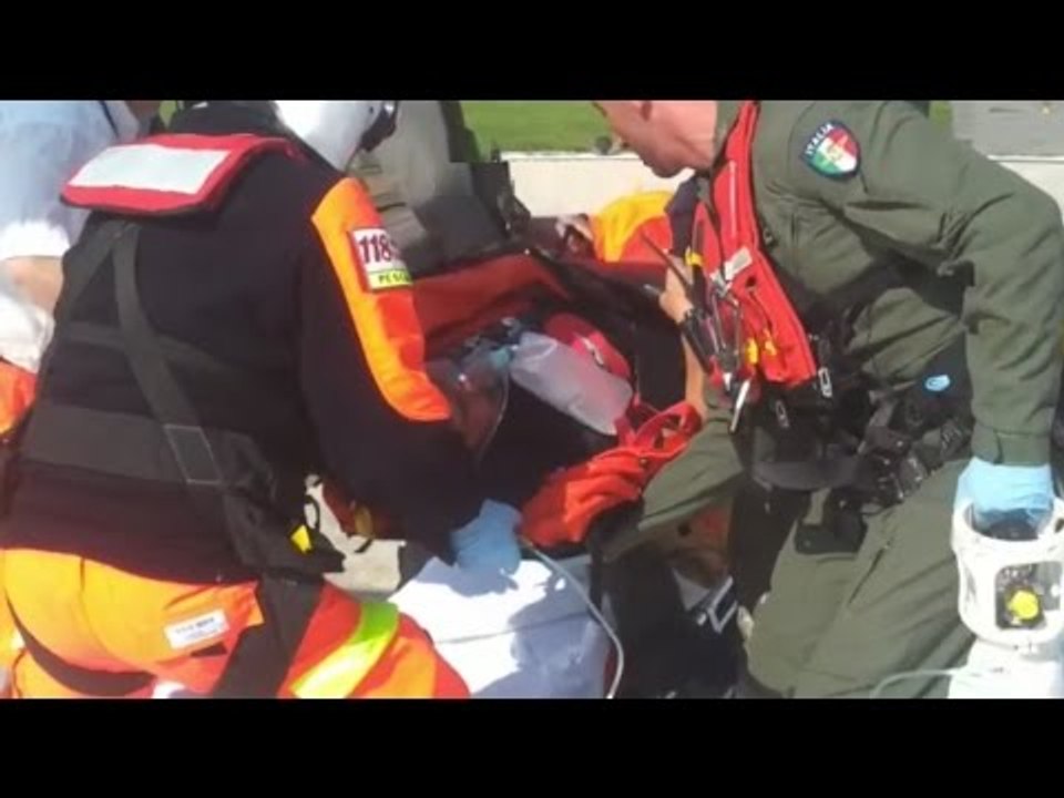 Capri (NA) - Colto da ictus su nave crociera, soccorso dalla Guardia Costiera (12.04.17)