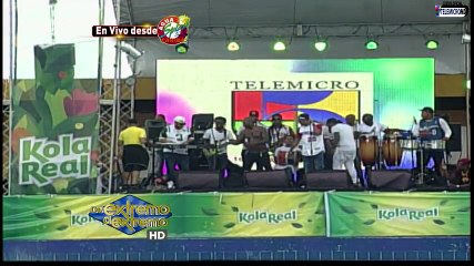 Sujeto se lanza a la Piscina De Extremo a Extremo