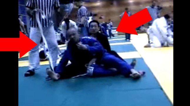 Faixa Branca ESTRANGULA Oponente com a Faixa durante a COMPETIÇÃO!