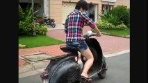 ada yang mau Bantuin Gadis Cantik ini Kickstart Vespa Kerennya