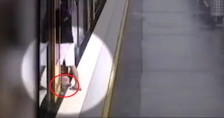 Avustralya'da Bir Çocuk, Trenle Istasyon Arasındaki Boşluğa Düştü