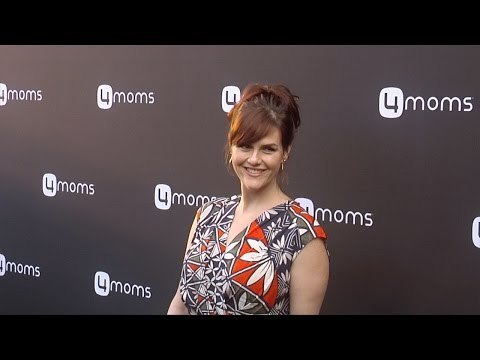 Sara Rue 4moms Self-Installing Car Seat Launch Black Carpet