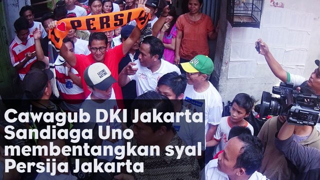 Sandiaga Uno Membentangkan Syal Persija Jakarta