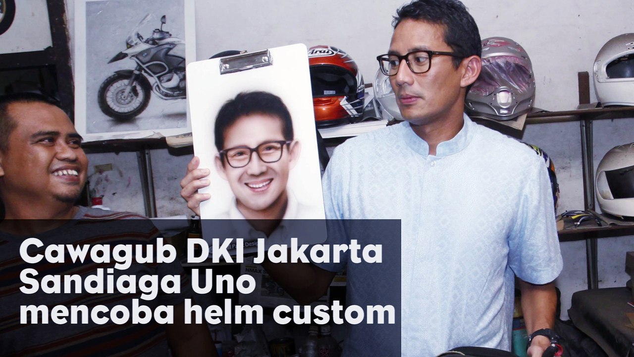 Sandiaga Uno Mencoba Helm Costum