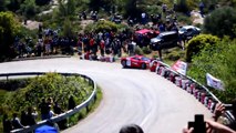 Une Ferrari finit dans le décor lors d'une course de cote à Ritsona en Grèce.