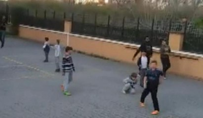 Fenerbahçe'nin yıldızı Lens çocuklarla top oynadı