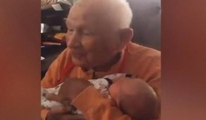 Torununu kucağına alan 105 yaşındaki dedenin mutluluğu