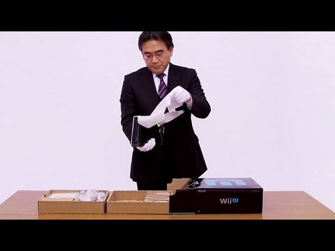 Satoru Iwata (Nintendo) déballe la Wii U avec des gants !