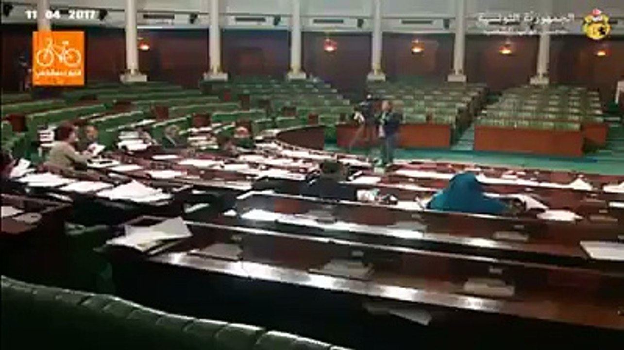 سامية عبو  عطاو تونس لطفل صغير ينقّز يوسف الشاهد